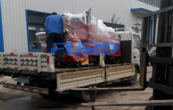 福瑞得機械座駕壓路機，路面開槽機成功裝車及時發(fā)貨
