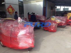 福瑞得機(jī)械座駕壓路機(jī)、大容量灌縫機(jī)，小型灌縫機(jī)包裝完畢準(zhǔn)備發(fā)貨